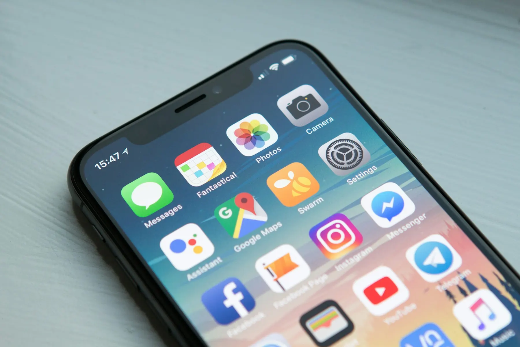Person bucht Handwerker online am Smartphone