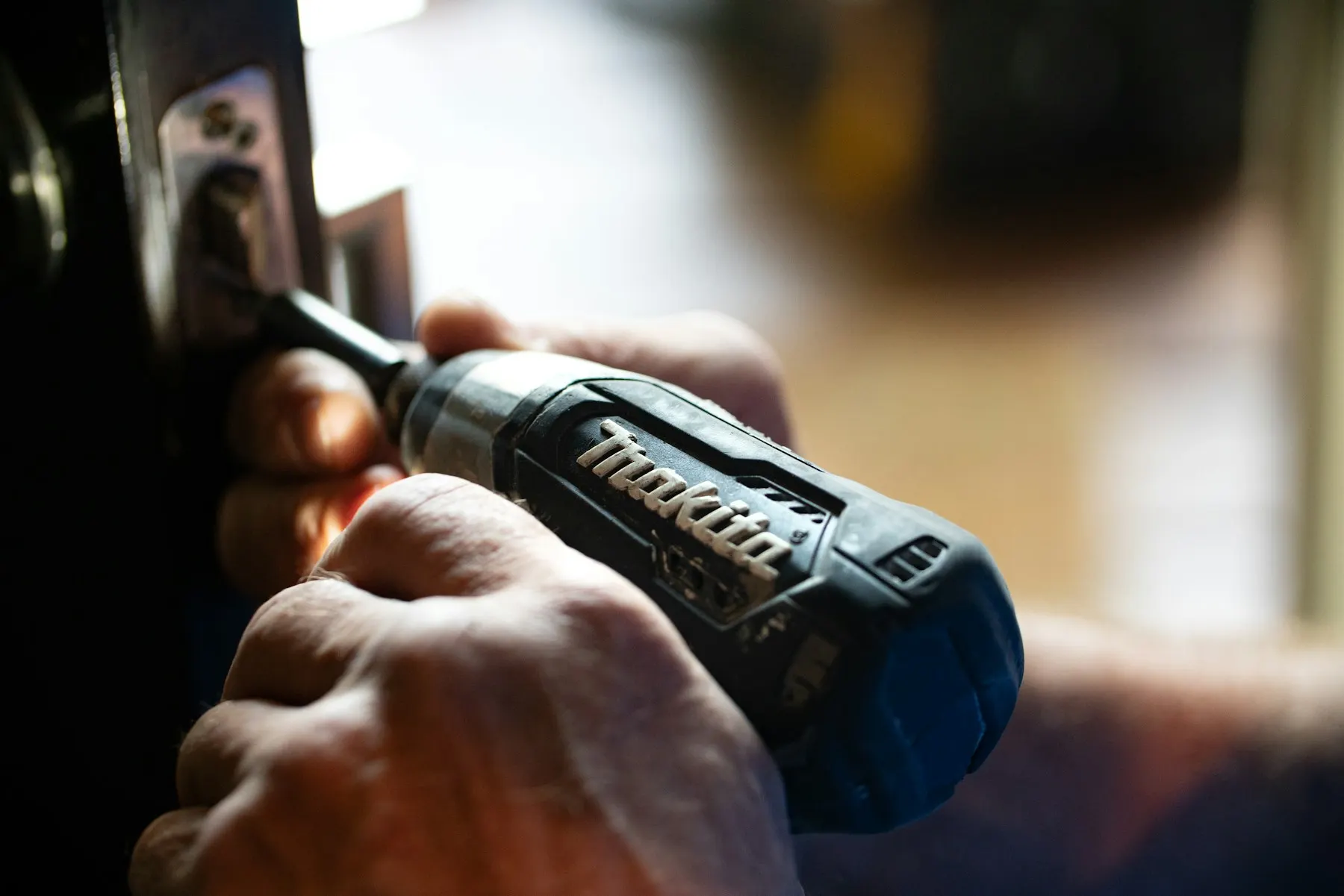 Handwerker in Arbeitskleidung beim Kundeneinsatz